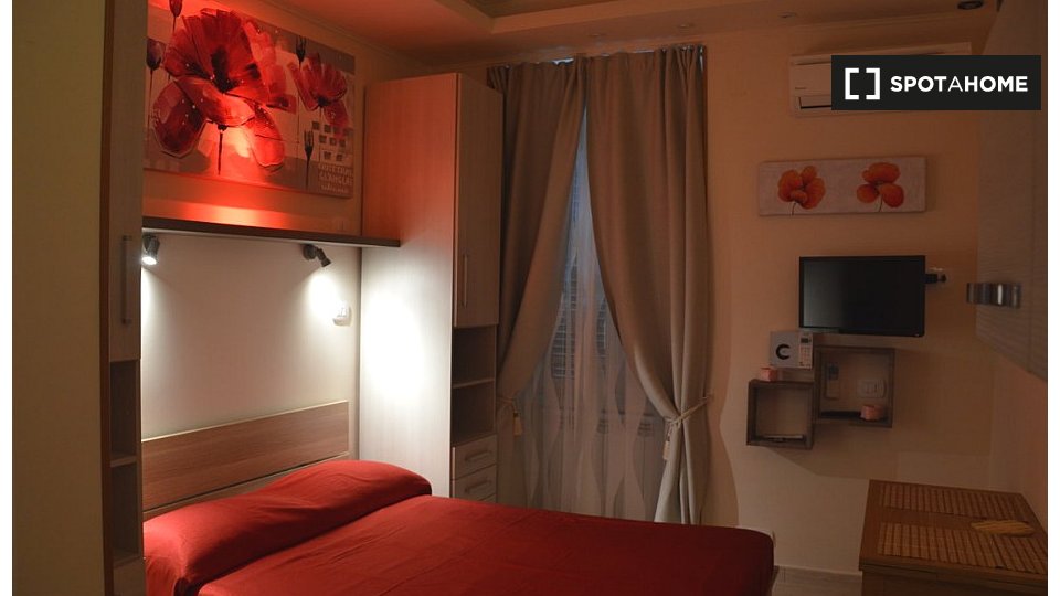 Immagine 2 di Camera condivisa in affitto  in Via Vetulonia a Roma