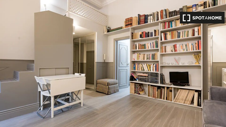 Immagine 11 di Appartamento in affitto  in Via della Frezza a Roma