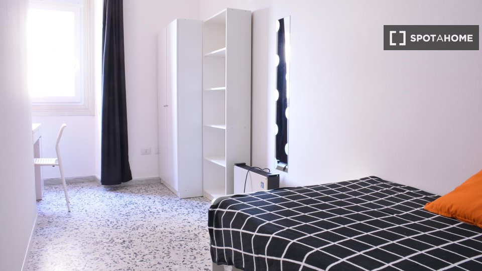 Immagine 17 di Camera condivisa in affitto  in Via dei Giudicati n a Cagliari