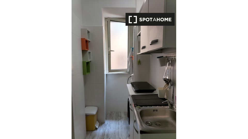 Immagine 4 di Camera condivisa in affitto  in Via Principe Amedeo a Roma