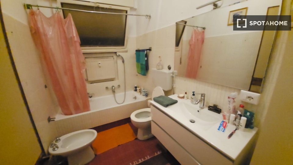 Immagine 5 di Camera condivisa in affitto  in Via Claudio Achillini a Roma