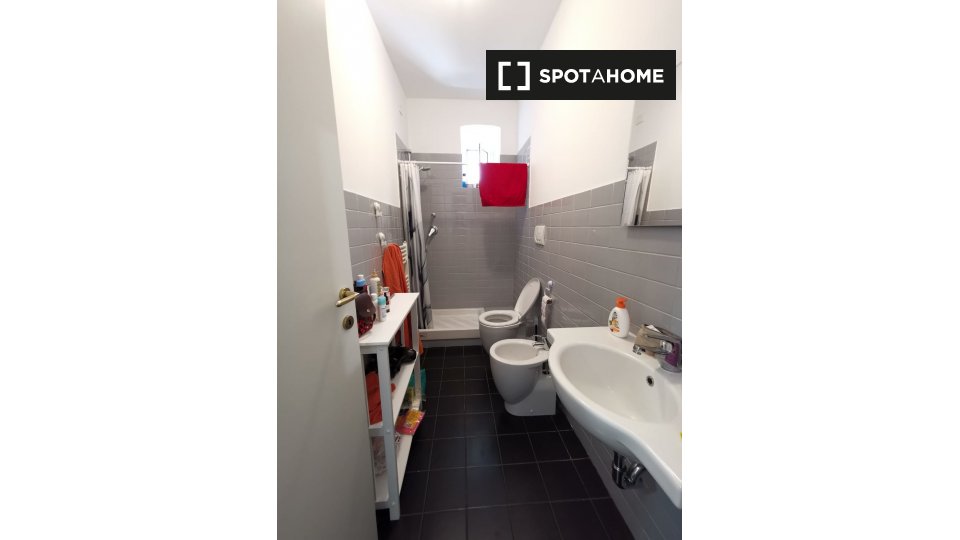 Immagine 17 di Camera condivisa in affitto  in Via Venezia a Genova