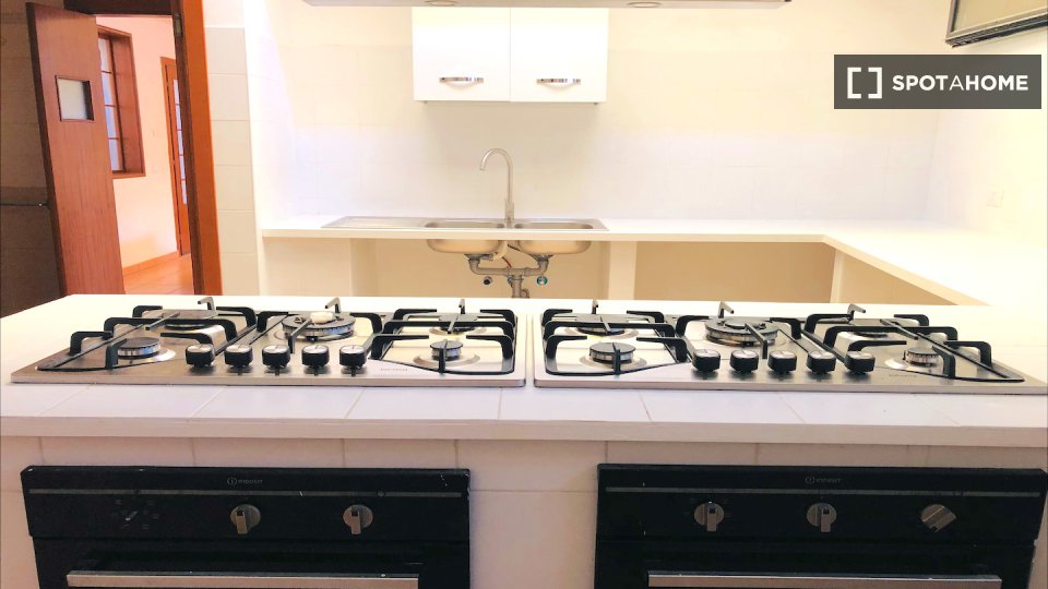 Immagine 16 di Camera condivisa in affitto  in Via Alessandro Brisse a Roma