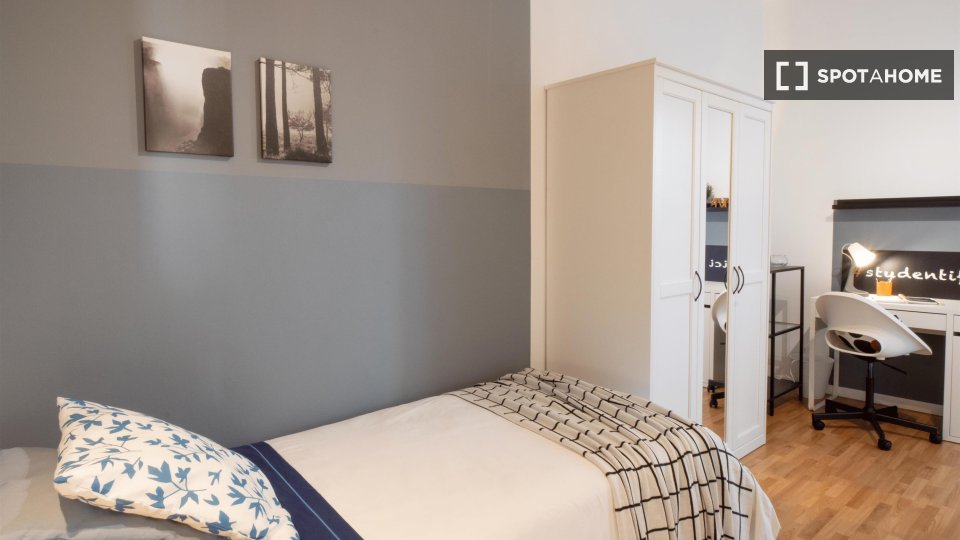 Immagine 2 di Camera condivisa in affitto  in Via Piobesi n. a Torino