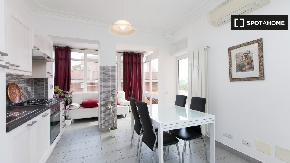 Immagine 1 di Appartamento in affitto  in Via Guido Guinizelli, 00152 Roma RM, Italy a Roma