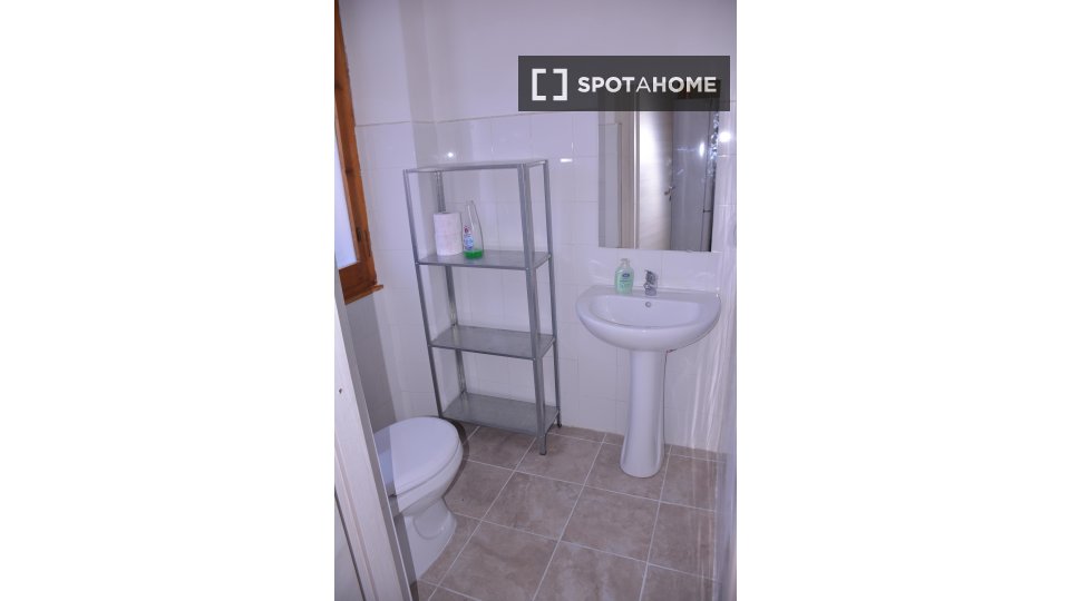 Immagine 7 di Camera condivisa in affitto  in Via Lombardia a Cagliari