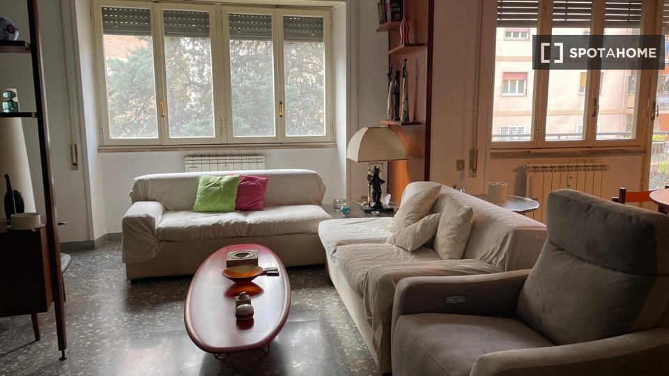 Immagine 5 di Camera condivisa in affitto  in Via Emilio de Marchi a Roma