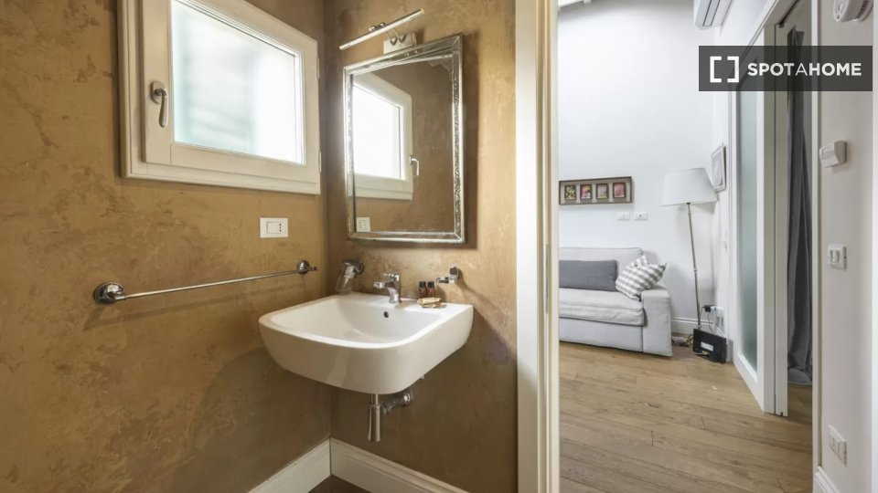 Immagine 11 di Appartamento in affitto  in Via Guelfa a Firenze