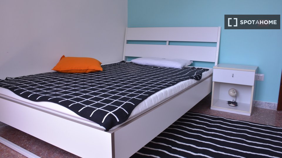 Immagine 2 di Camera condivisa in affitto  in Via dei Giudicati n a Cagliari