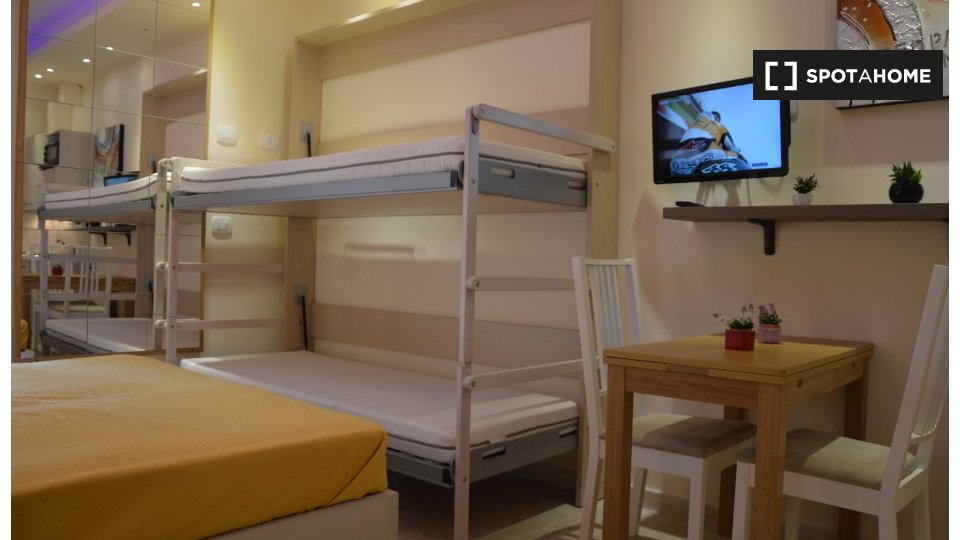 Immagine 6 di Camera condivisa in affitto  in Via Vetulonia a Roma