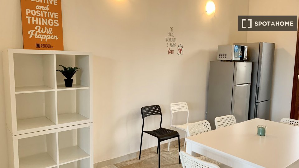 Immagine 15 di Camera condivisa in affitto  in VIALE F. REDI a Firenze