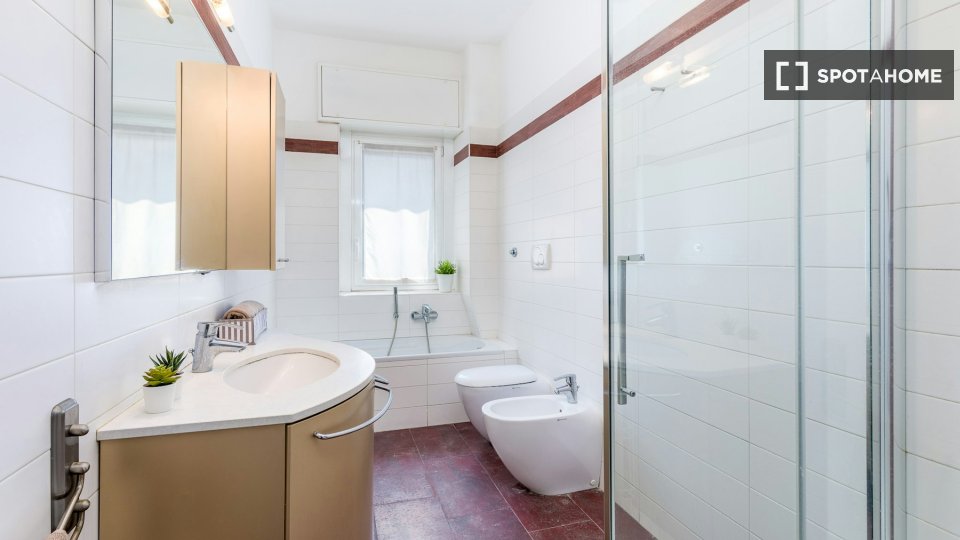 Immagine 19 di Camera condivisa in affitto  in Via Democrito a Milano