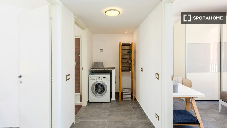 Immagine 18 di Camera condivisa in affitto  in Via Democrito a Milano