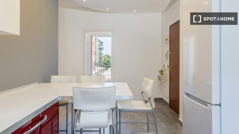 Immagine 16 di Camera condivisa in affitto  in Via Democrito a Milano