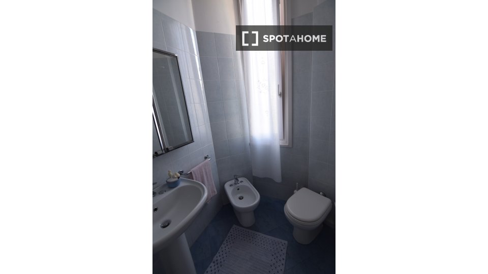 Immagine 10 di Camera condivisa in affitto  in Corso Aldo Gastaldi a Genova