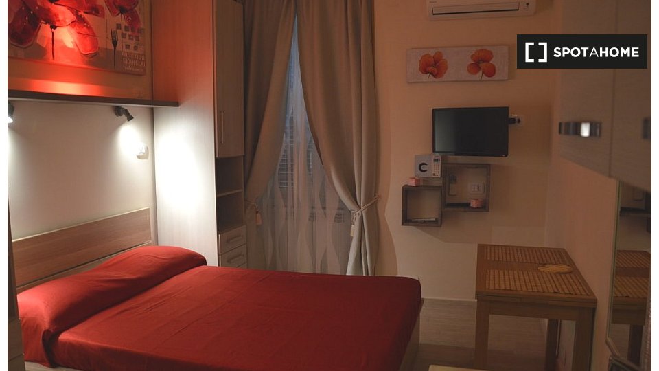 Immagine 1 di Camera condivisa in affitto  in Via Vetulonia a Roma