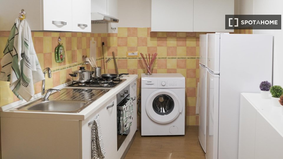 Immagine 6 di Camera condivisa in affitto  in Via Enrico Pessina n. a Napoli