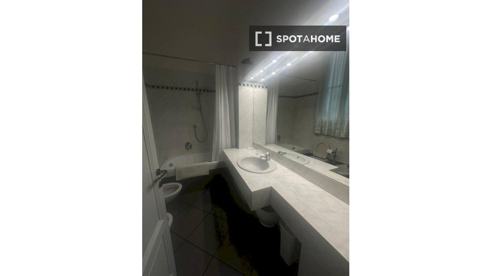 Immagine 3 di Camera condivisa in affitto  in Via Giordano Bruno a Firenze