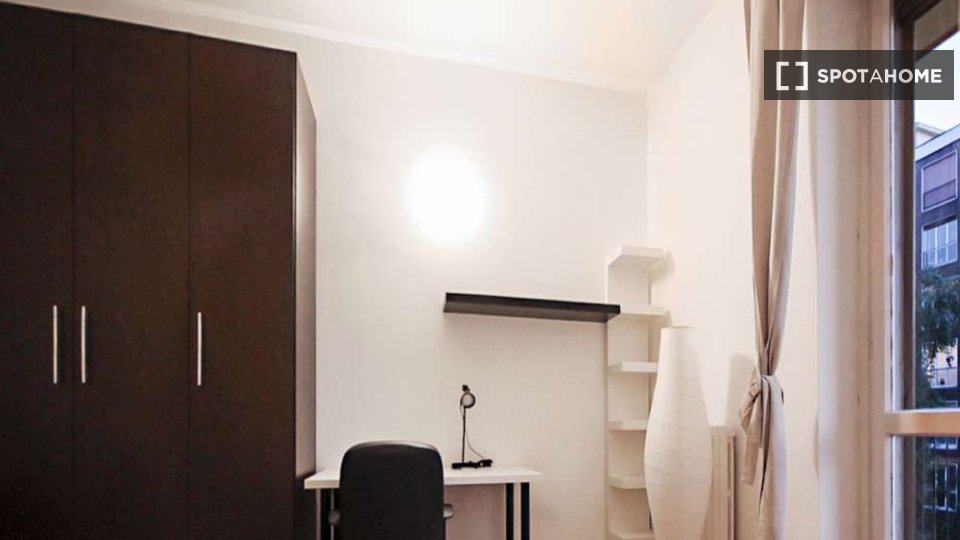 Immagine 3 di Camera condivisa in affitto  in Via Emilio De Marchi a Milano