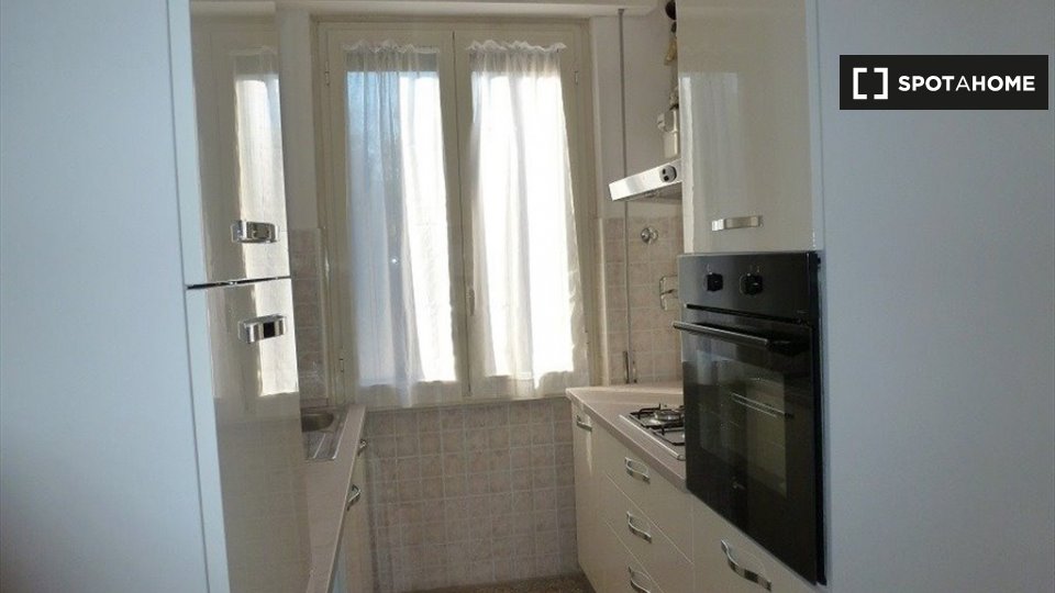 Immagine 6 di Camera condivisa in affitto  in Via Portuense a Roma