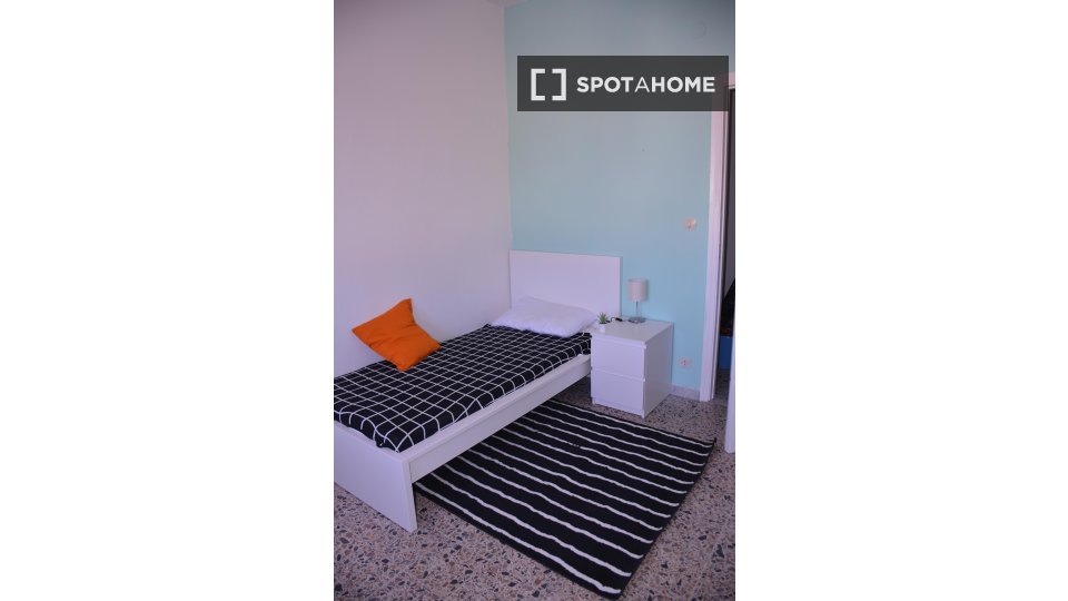 Immagine 11 di Camera condivisa in affitto  in Via Ingurtosu n a Cagliari