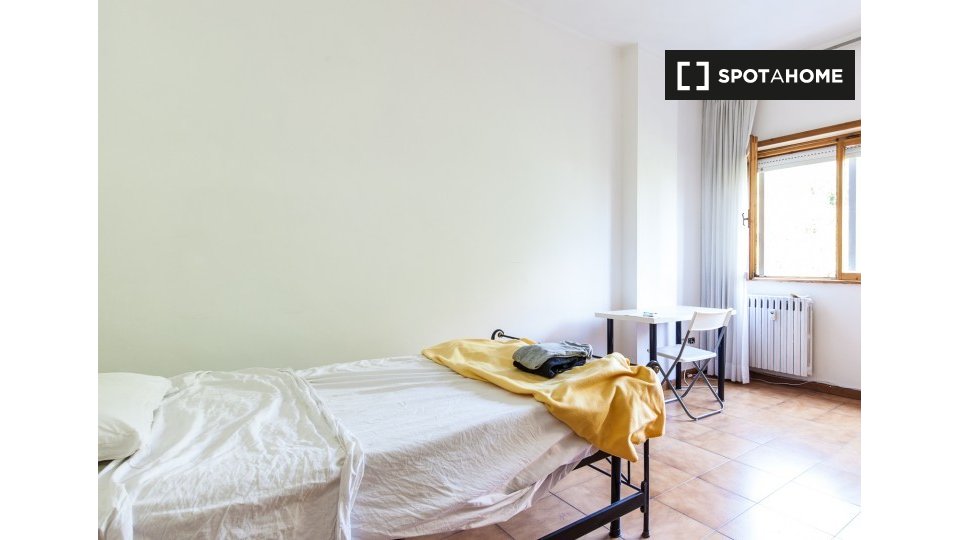 Immagine 2 di Camera condivisa in affitto  in Via Tiberio Imperatore, 00145 Roma RM, Italy a Roma