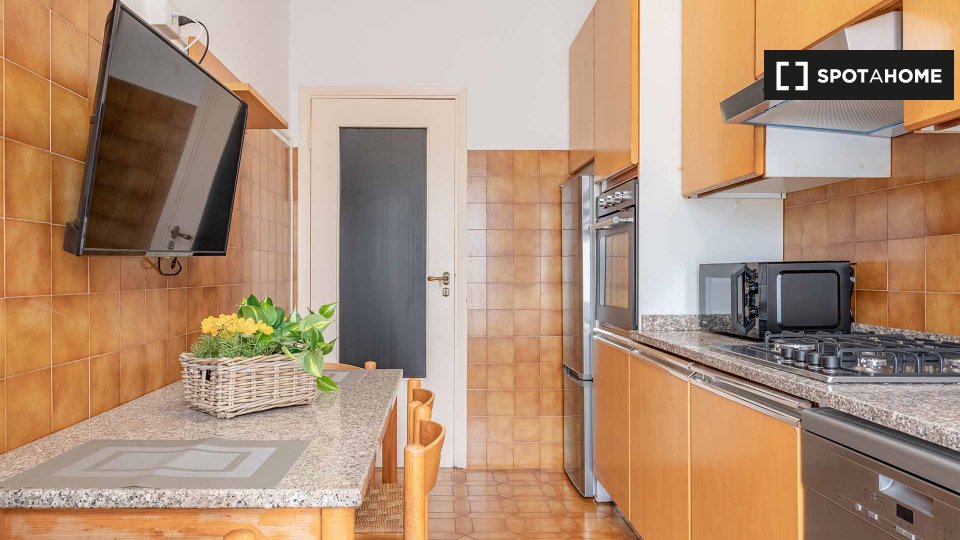 Immagine 12 di Camera condivisa in affitto  in Via Angera a Milano