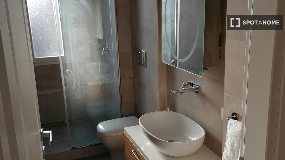 Immagine 9 di Camera condivisa in affitto  in Via dei Monti Lepini a Roma