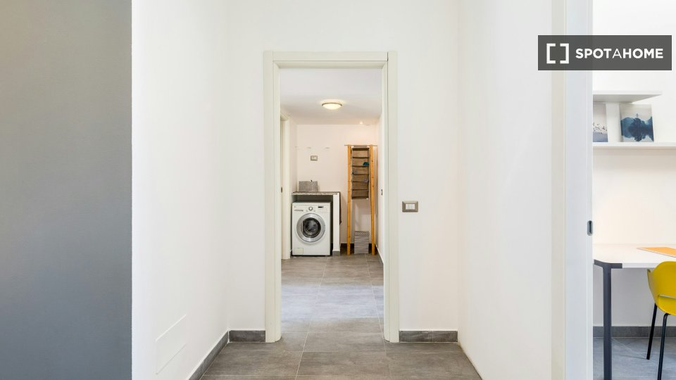 Immagine 17 di Camera condivisa in affitto  in Via Democrito a Milano