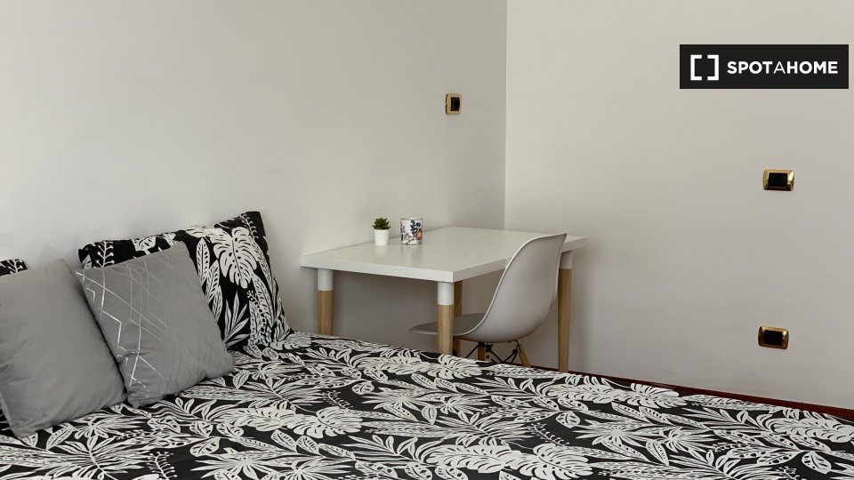 Immagine 5 di Camera condivisa in affitto  in Viale Campania a Milano