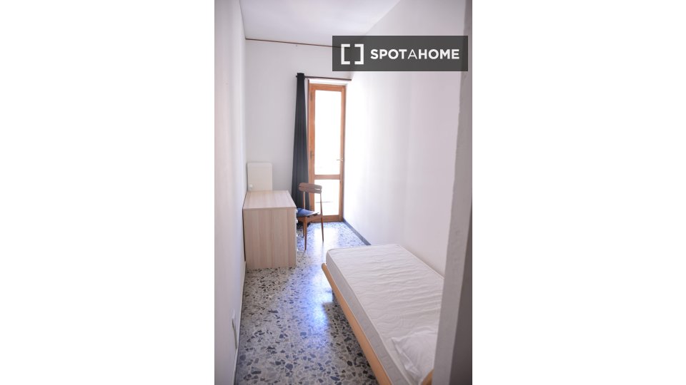 Immagine 13 di Camera condivisa in affitto  in Via Pola a Cagliari