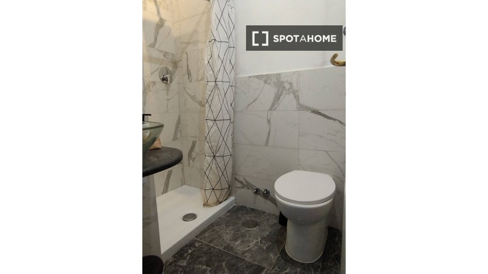 Immagine 4 di Camera condivisa in affitto  in V.le Leonardo da Vinci a Roma