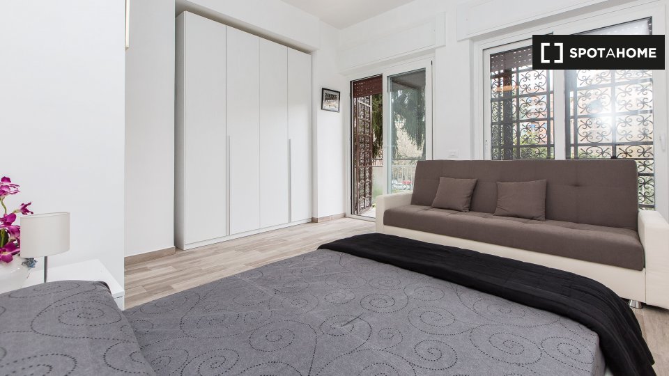 Immagine 15 di Appartamento in affitto  in Via Antonio Cesari a Roma