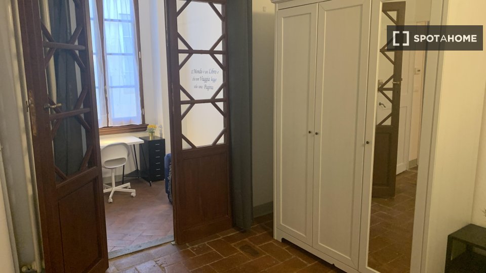 Immagine 2 di Camera condivisa in affitto  in VIA S. ANTONINO (1) a Firenze