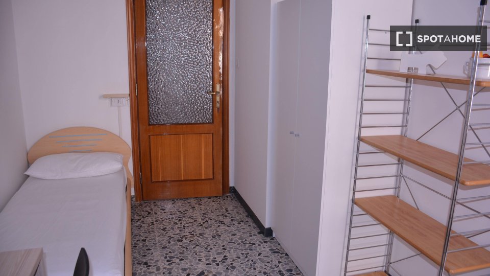 Immagine 2 di Camera condivisa in affitto  in Via Pola a Cagliari