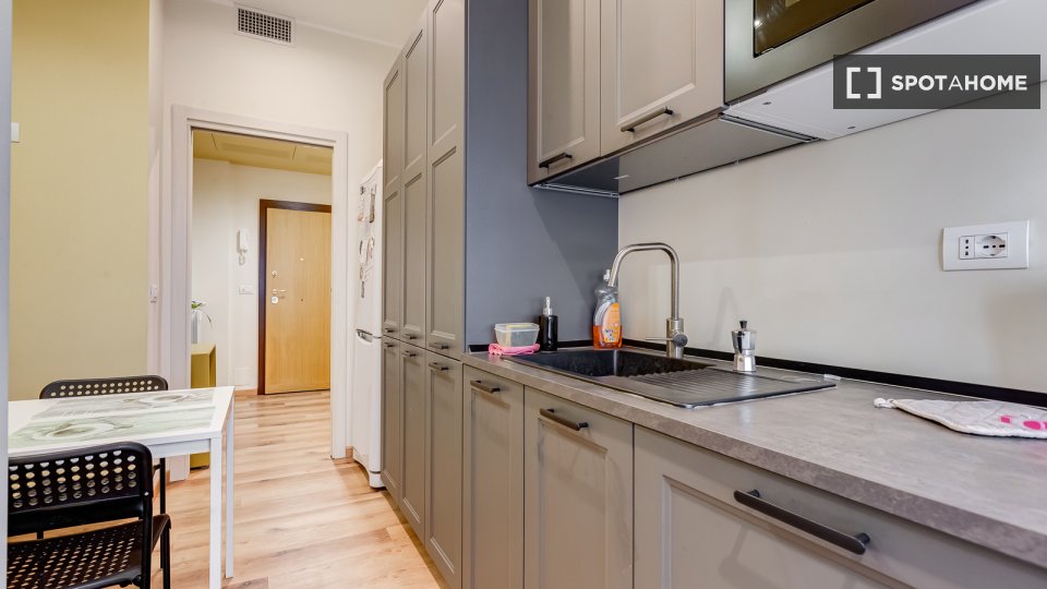 Immagine 12 di Camera condivisa in affitto  in Via Ostiense a Roma