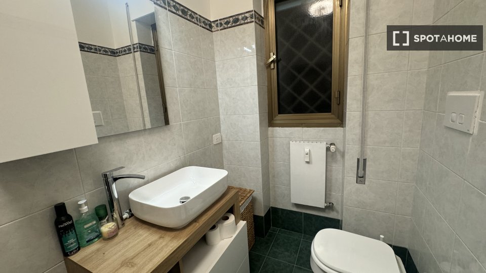 Immagine 3 di Camera condivisa in affitto  in V. Morozzo della Rocca a Roma