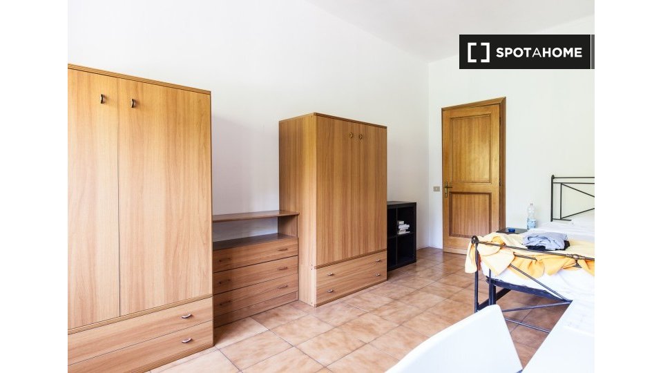 Immagine 3 di Camera condivisa in affitto  in Via Tiberio Imperatore, 00145 Roma RM, Italy a Roma