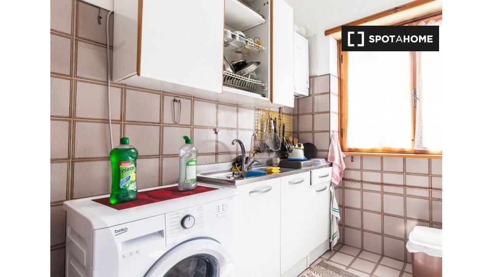 Immagine 5 di Camera condivisa in affitto  in Via Tiberio Imperatore, 00145 Roma RM, Italy a Roma