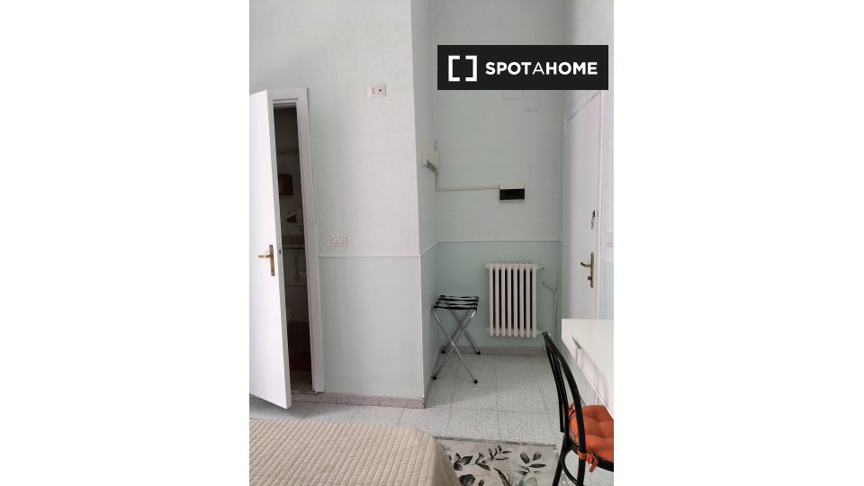 Immagine 9 di Camera condivisa in affitto  in Via Principe Amedeo a Roma