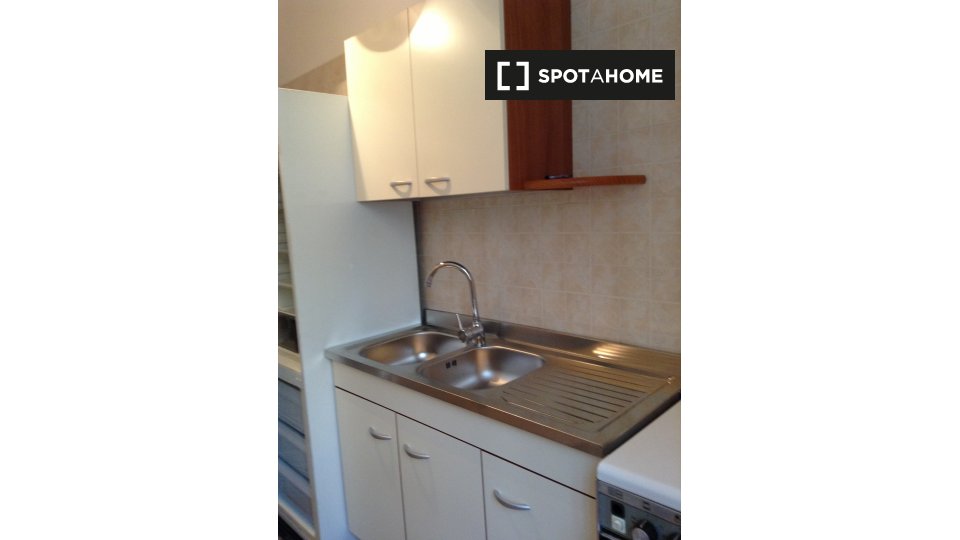 Immagine 6 di Camera condivisa in affitto  in Via degli Umbri a Roma