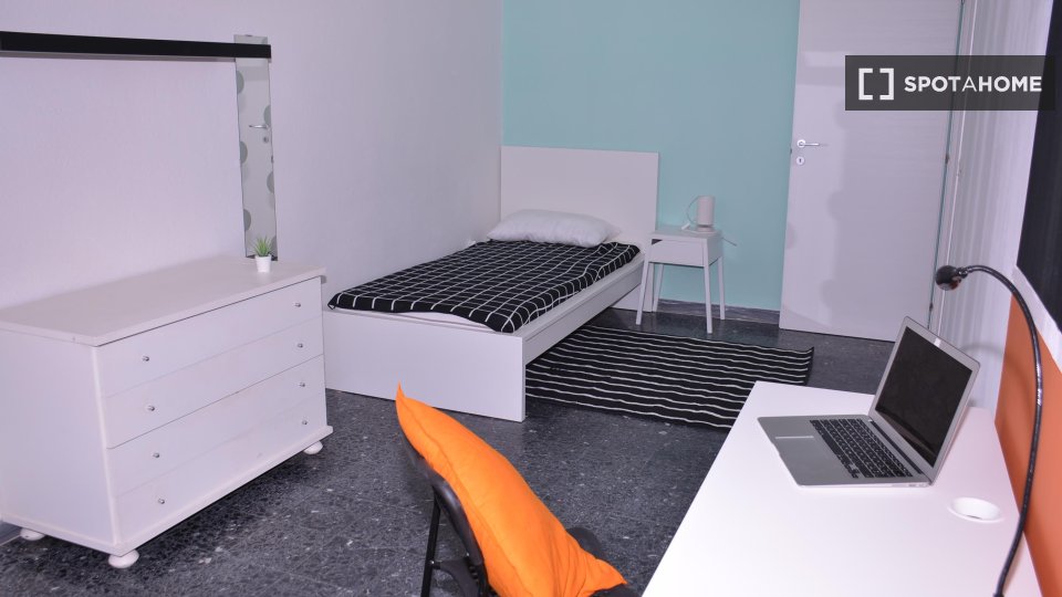 Immagine 17 di Camera condivisa in affitto  in Via Ingurtosu n a Cagliari