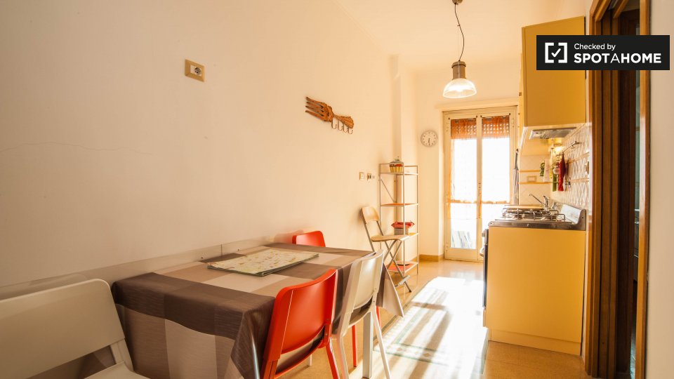 Immagine 4 di Camera condivisa in affitto  in Via Nemorense, 00199 Roma RM, Italy a Roma