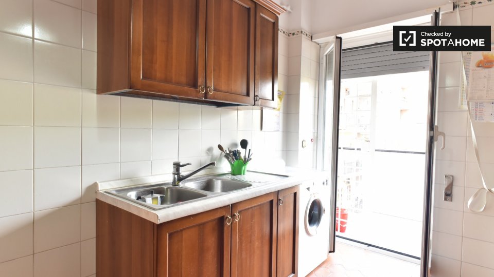 Immagine 9 di Camera condivisa in affitto  in Viale Giacomo Aicardi a Roma