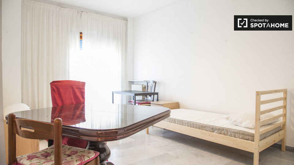 Immagine 1 di Camera condivisa in affitto  in Via Sestio Menas a Roma