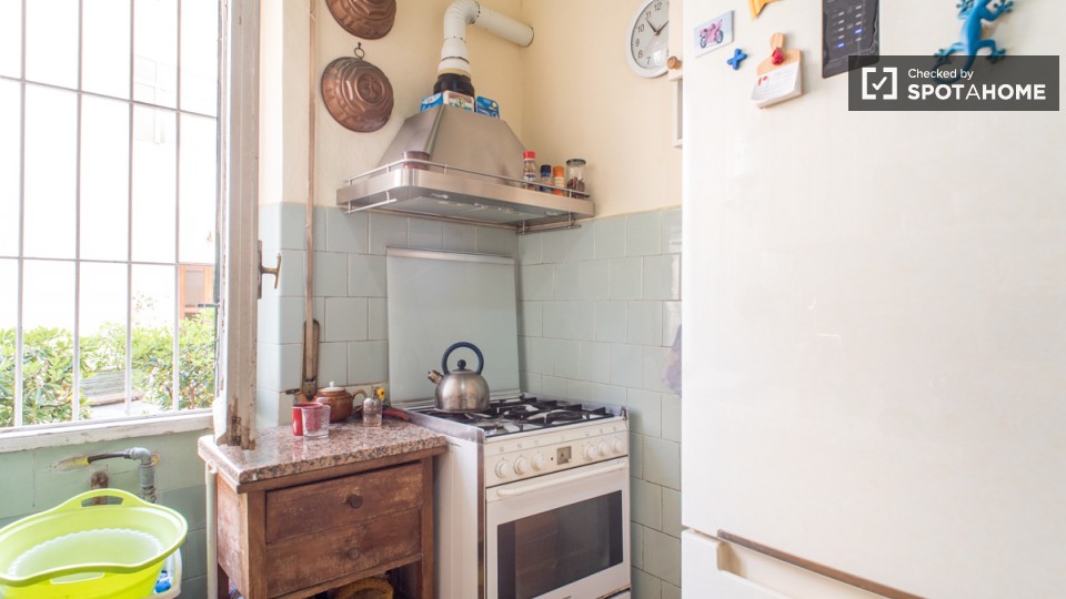 Immagine 10 di Camera condivisa in affitto  in Via Raffaele Balestra a Roma