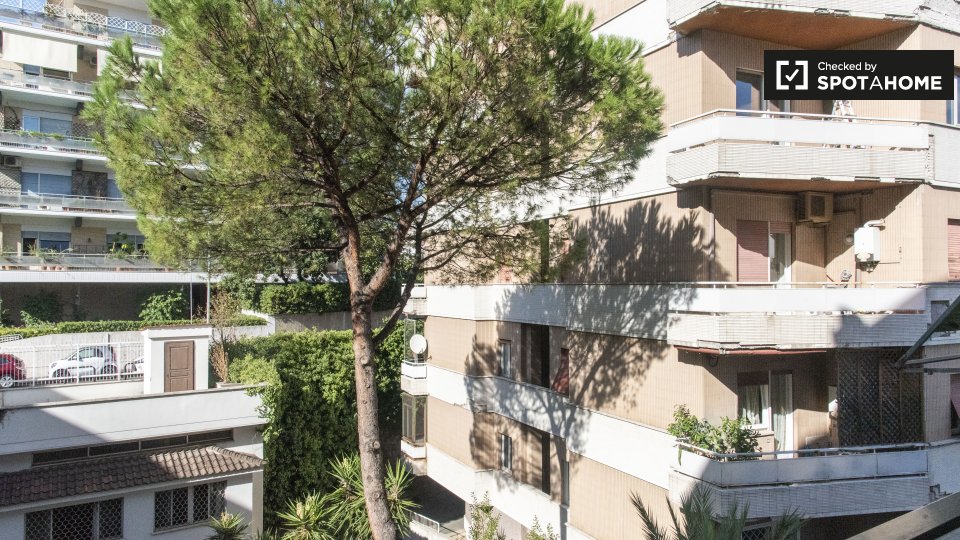 Immagine 5 di Camera condivisa in affitto  in Via Anastasio II a Roma