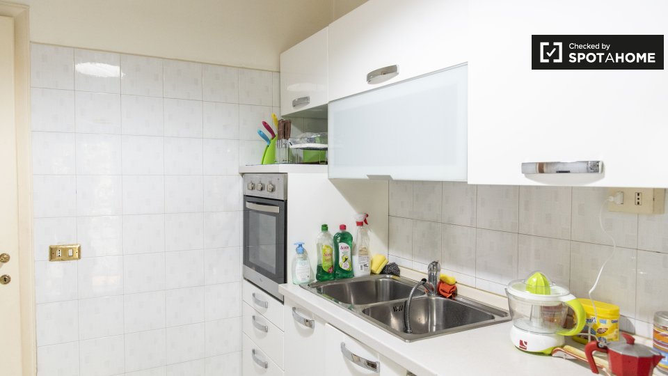 Immagine 16 di Camera condivisa in affitto  in Via di Torrevecchia a Roma