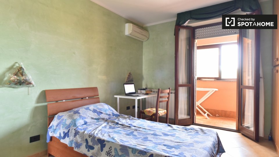 Immagine 19 di Camera condivisa in affitto  in Via Tullio Garbari, 00125 Roma RM, Italy a Roma