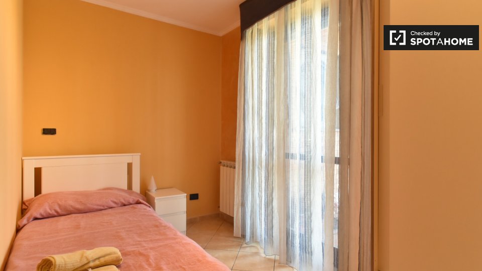 Immagine 1 di Camera condivisa in affitto  in Via Tullio Garbari, 00125 Roma RM, Italy a Roma